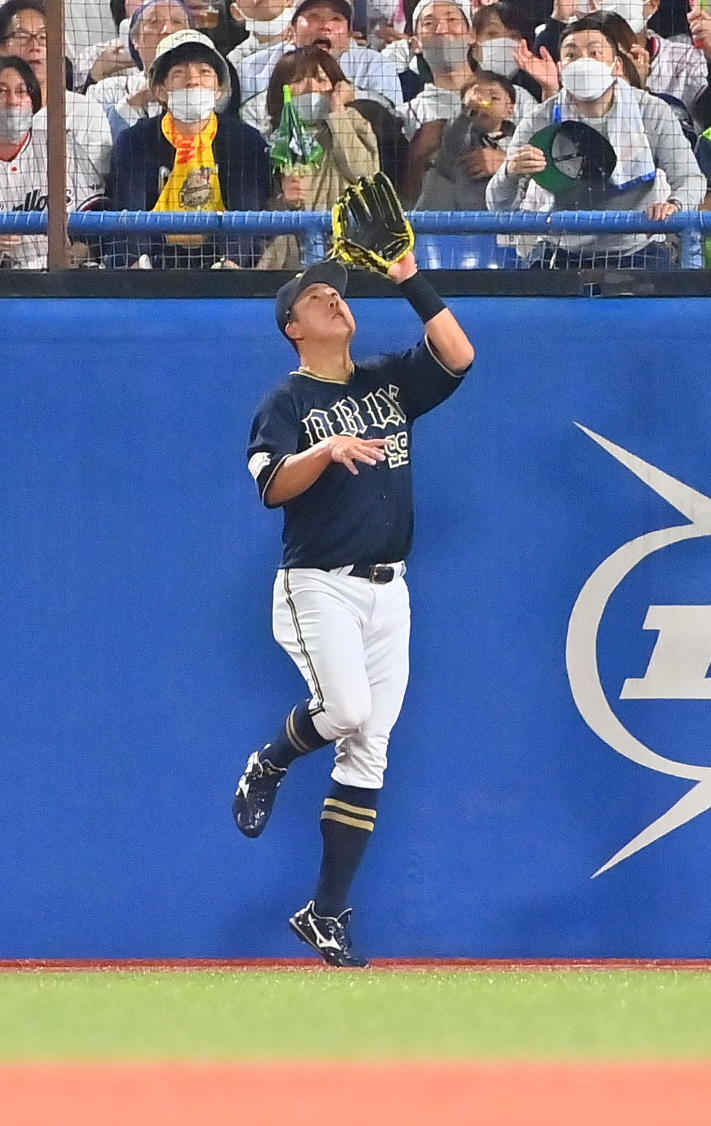 ヤクルト対オリックス　2回裏ヤクルト1死一塁、中村の打球を好捕する右翼手杉本（撮影・和賀正仁）