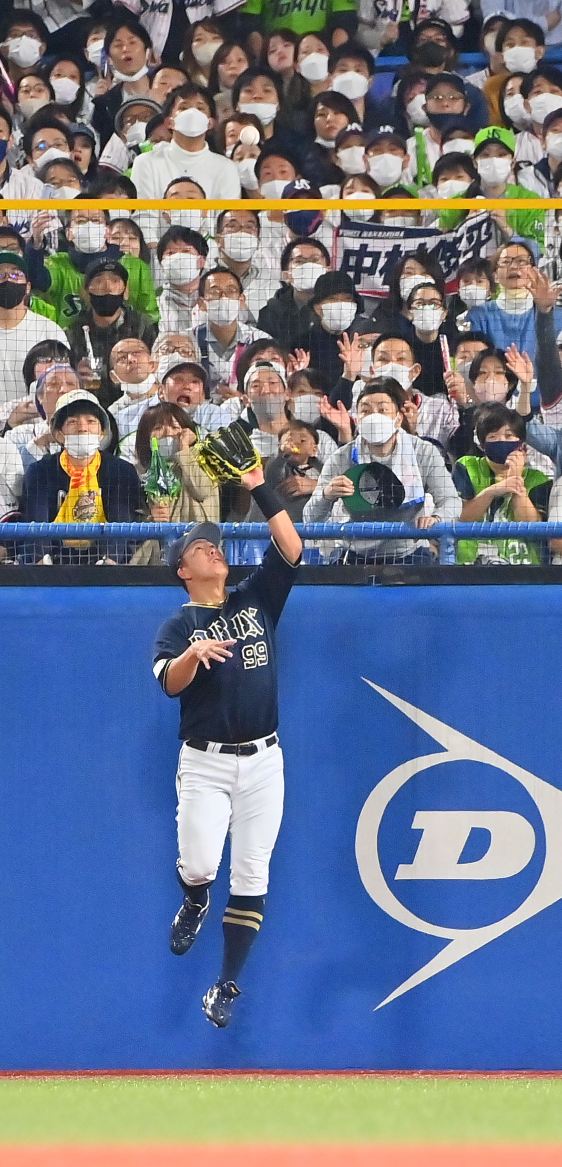 ヤクルト対オリックス　2回裏ヤクルト1死一塁、中村の打球を好捕する右翼手杉本（撮影・和賀正仁）