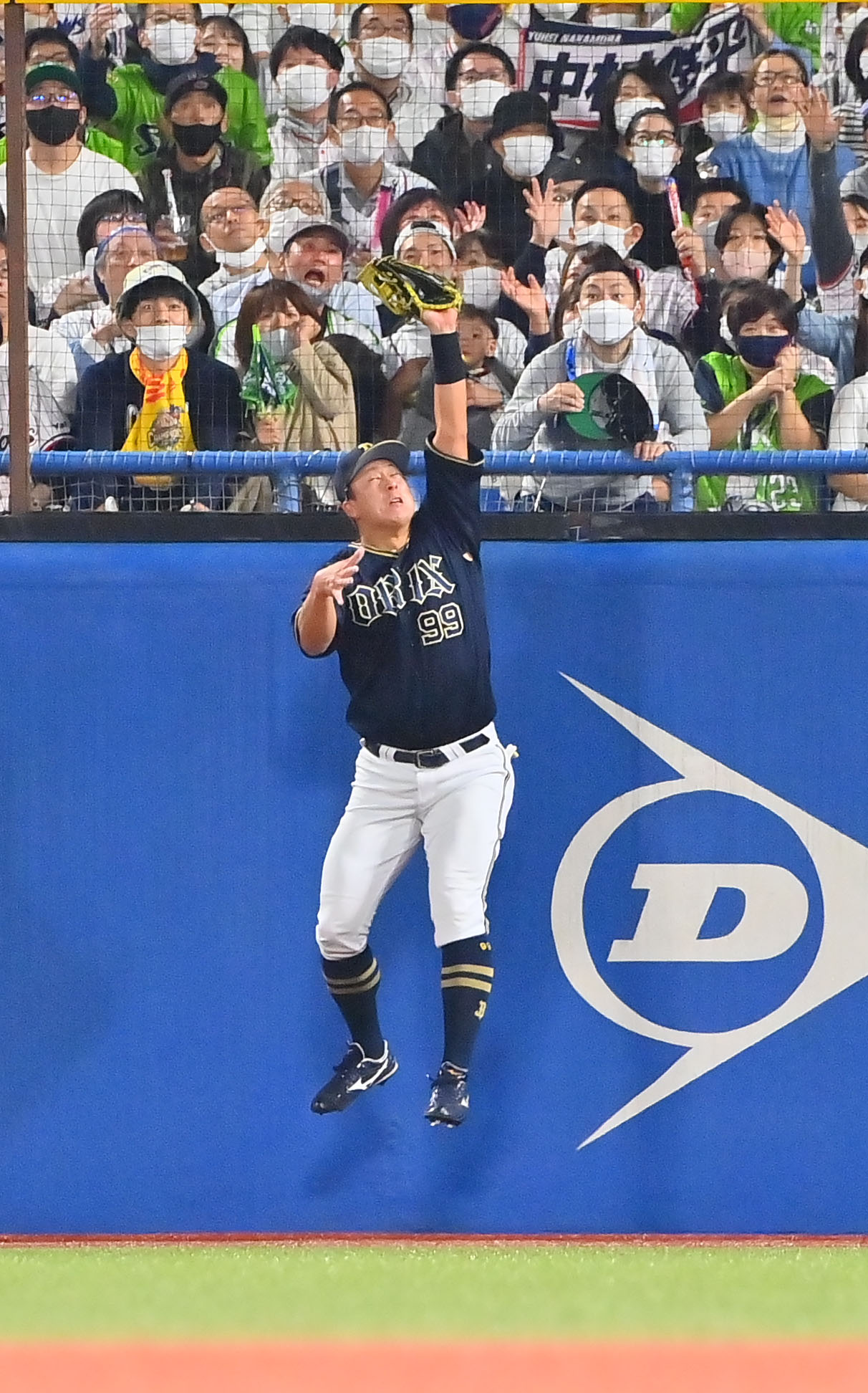 ヤクルト対オリックス　2回裏ヤクルト1死一塁、中村の打球を好捕する右翼手杉本（撮影・和賀正仁）