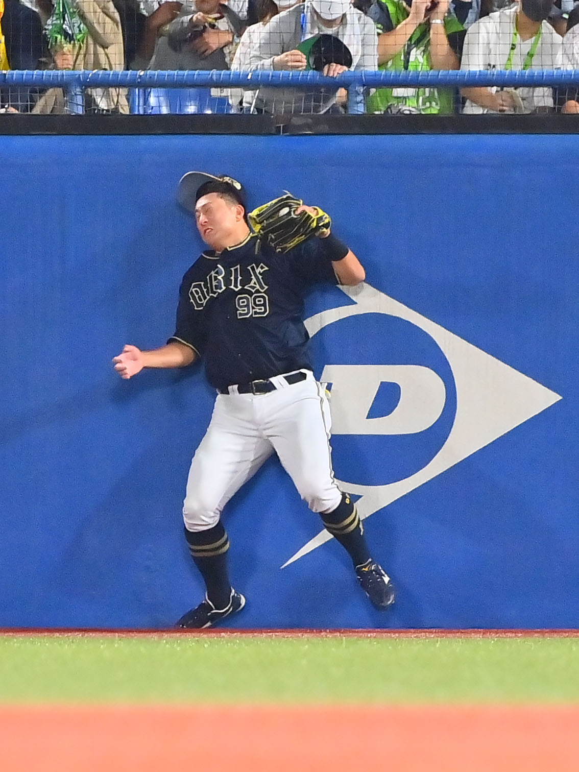 ヤクルト対オリックス　2回裏ヤクルト1死一塁、中村の打球を好捕する右翼手杉本（撮影・和賀正仁）