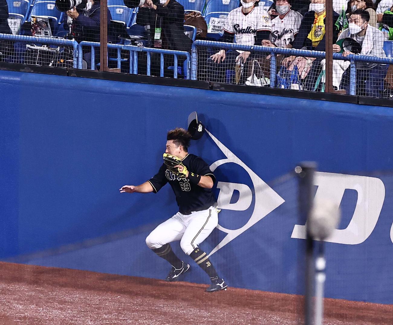 ヤクルト対オリックス　2回裏ヤクルト無死一塁、杉本は中村の右飛を好捕する（撮影・上田博志）
