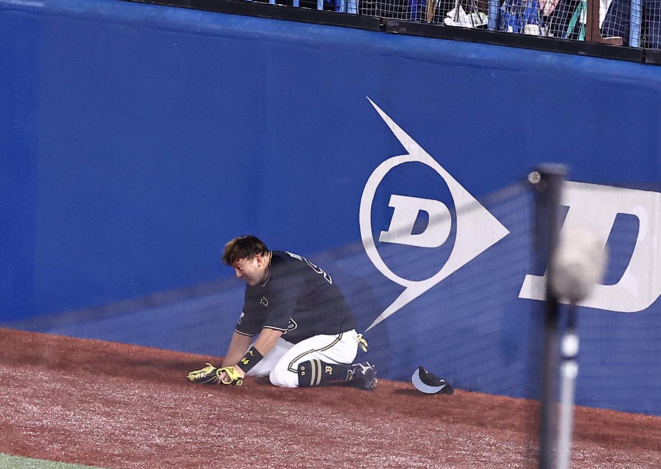 ヤクルト対オリックス　2回裏ヤクルト無死一塁、杉本は中村の右飛を好捕する（撮影・上田博志）