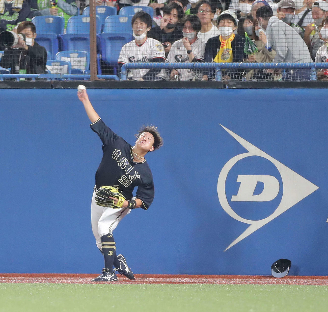 ヤクルト対オリックス　2回裏ヤクルト無死一塁、中村の右飛を好捕し、一塁走者のオスナが飛び出し二塁に送球する杉本（撮影・河田真司）