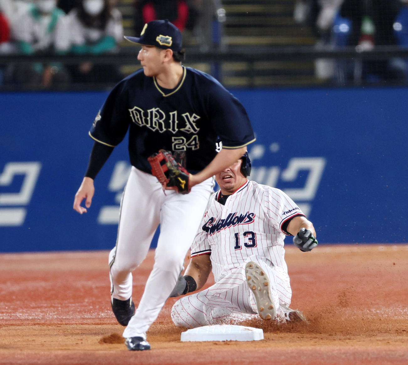 ヤクルト対オリックス　2回裏ヤクルト無死一塁、一塁走者オスナは中村の飛球で二塁へタッチアップする。野手は紅林（撮影・加藤哉）