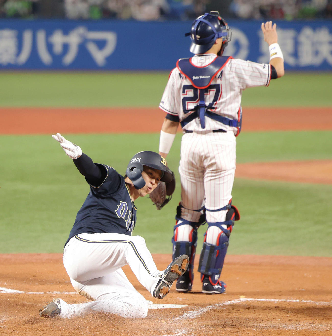 ヤクルト対オリックス　3回表オリックス1死一、二塁、宗が右前打を放ち、サンタナがファンブルし生還するオリックス山崎福（撮影・河田真司）
