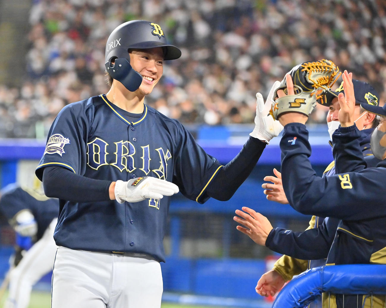 ヤクルト対オリックス　3回表オリックス1死一、二塁、宗の右前打と相手失策で生還した山崎福は満面の笑顔でタッチを交わす（撮影・和賀正仁）