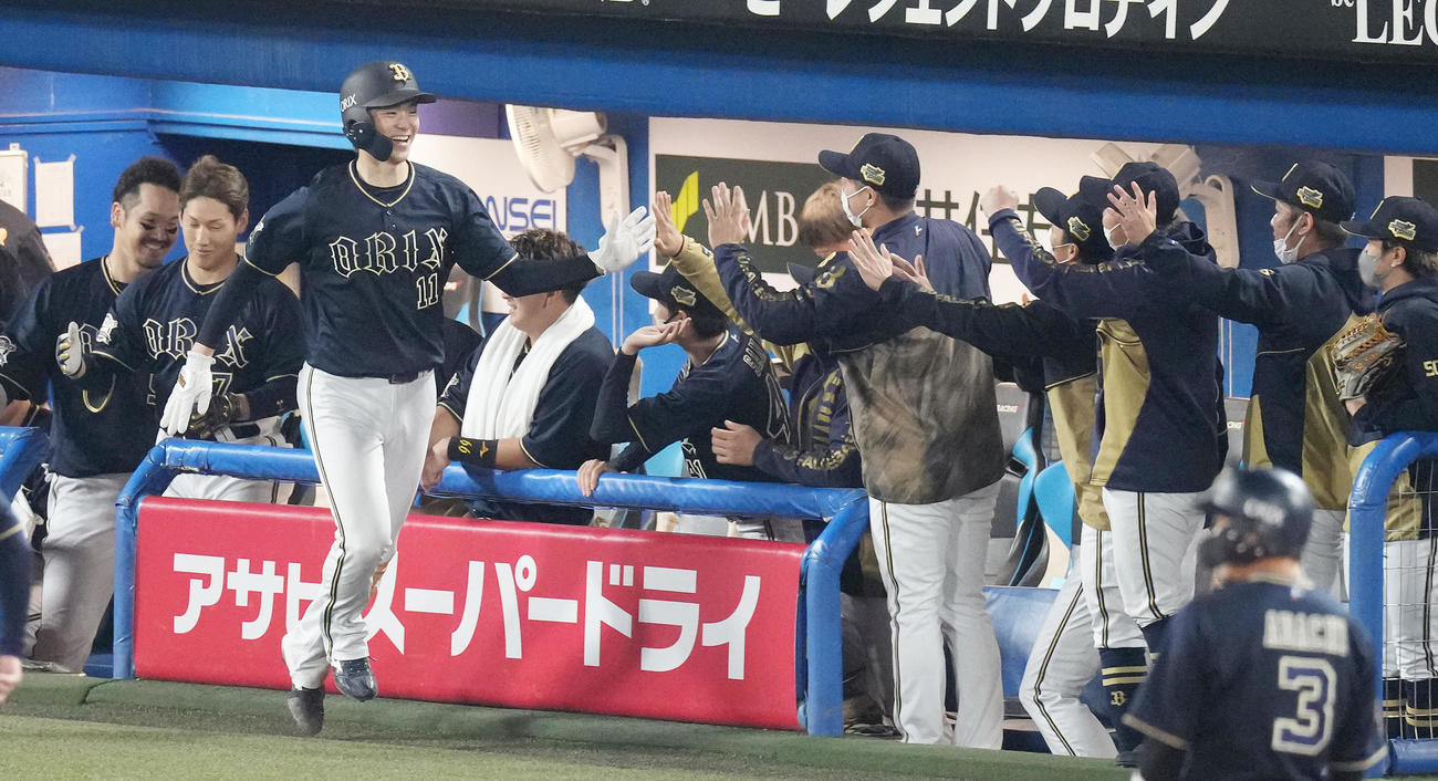 ヤクルト対オリックス　3回表オリックス1死一、二塁、宗の右前打を右翼手サンタナがファンブルし、生還した二塁走者山崎福（左手前）はナインと笑顔でハイタッチ（撮影・鈴木みどり）