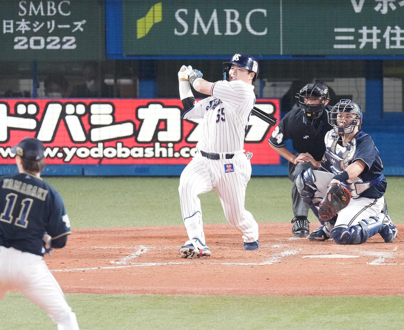 3回裏ヤクルト2死一塁、右前打を放つ村上。投手山崎福（撮影・鈴木みどり）