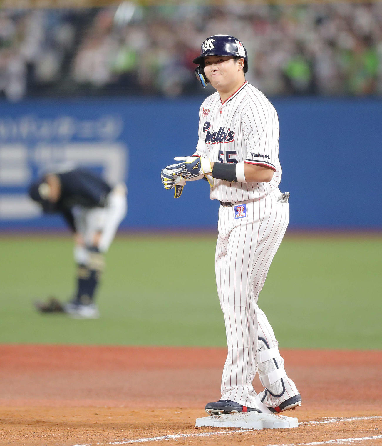 3回裏ヤクルト2死一塁、右前打で出塁し、塁上で笑顔を見せる村上（撮影・河田真司）
