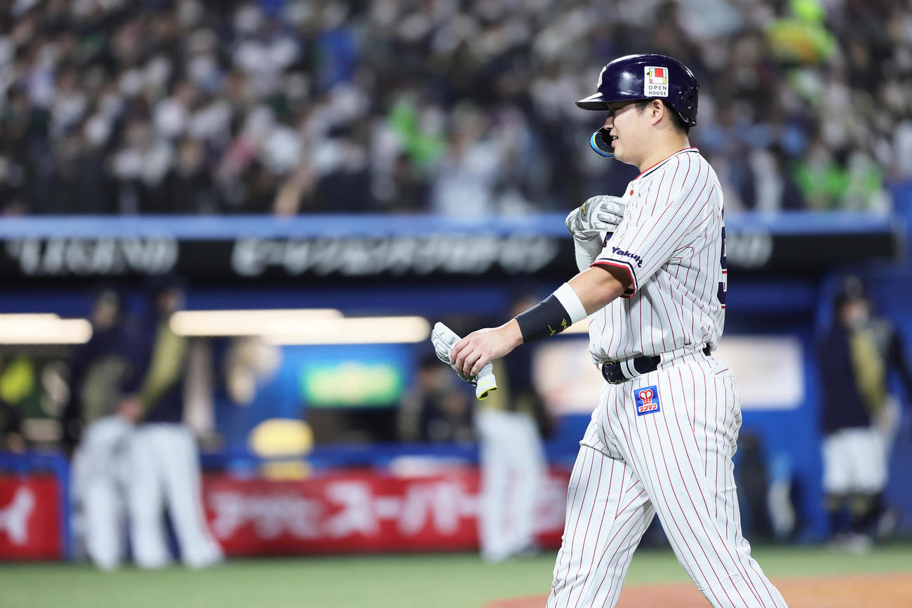 3回裏ヤクルト2死一、三塁、後続のオスナが右飛に倒れ苦笑いでベンチに戻る村上（撮影・足立雅史）