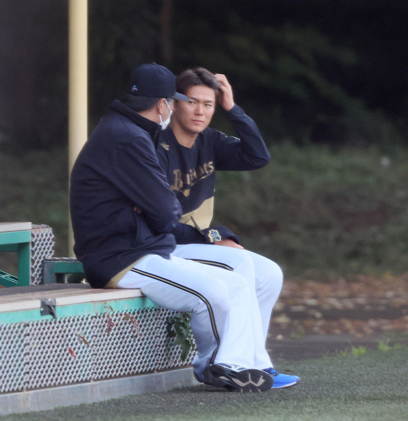 ヤクルト対オリックス　練習中、高山コーチ（左）と話し込んだ山本（撮影・加藤哉）