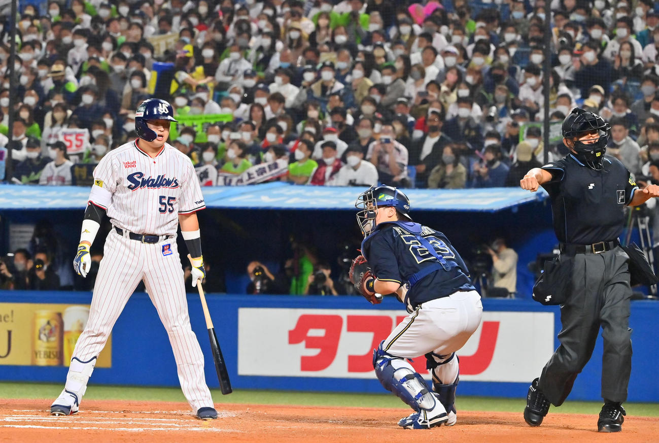 ヤクルト対オリックス　6回裏ヤクルト無死、見逃し三振に倒れる村上（撮影・和賀正仁）
