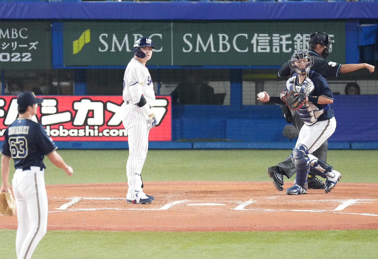 6回裏ヤクルト無死、見逃し三振に倒れ悔しそうな表情を浮かべる村上。投手山崎颯（撮影・鈴木みどり）