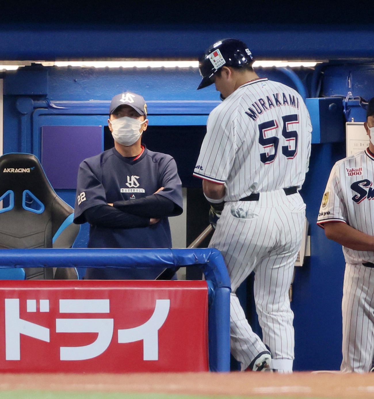 6回裏ヤクルト無死、三振しベンチに戻る村上（右）の後方で腕組みしたままの高津監督（撮影・加藤哉）