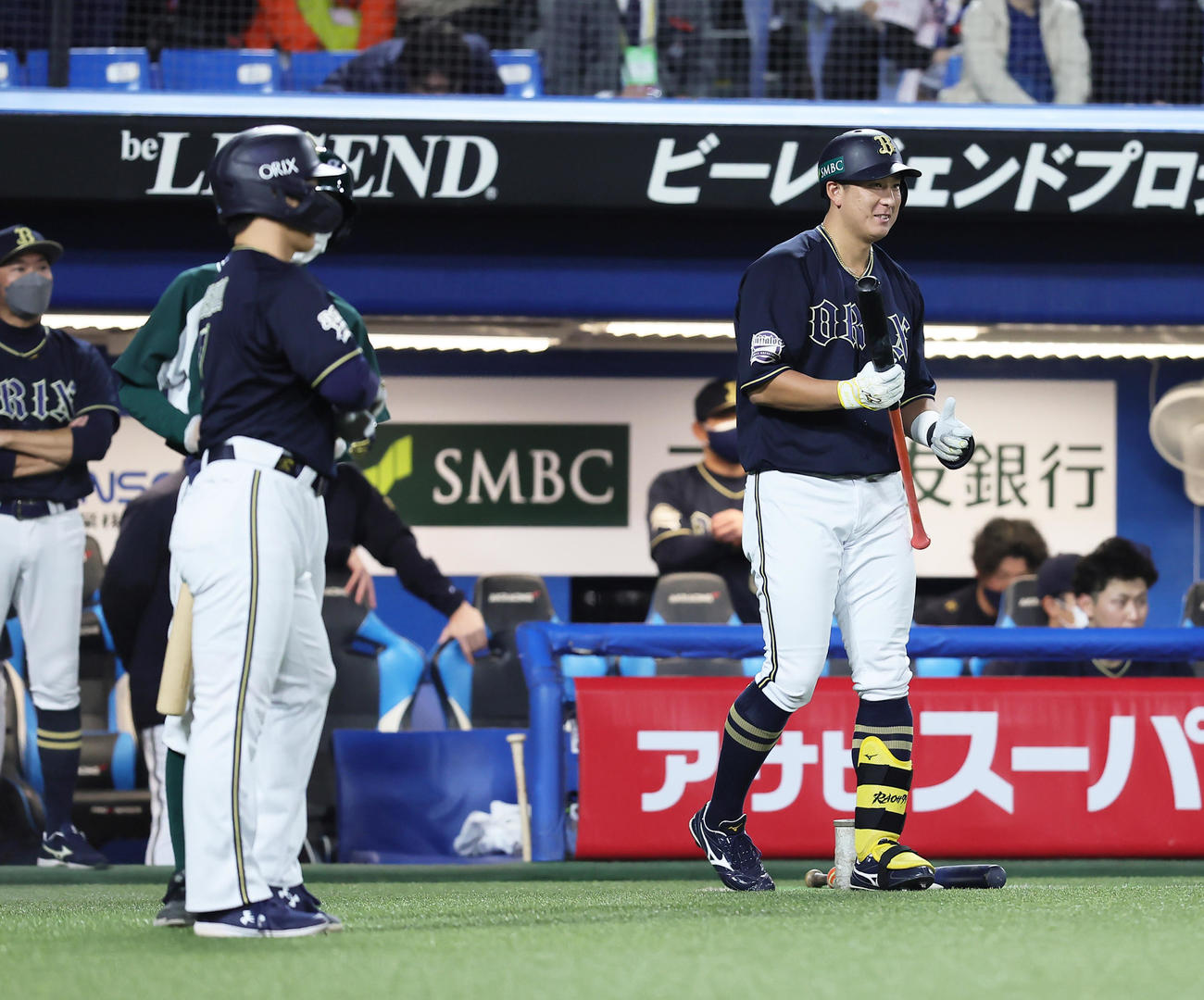 ヤクルト対オリックス　5回表オリックス2死三塁、吉田正（左）が2打席連続の申告敬遠をされ苦笑いする杉本（撮影・足立雅史）