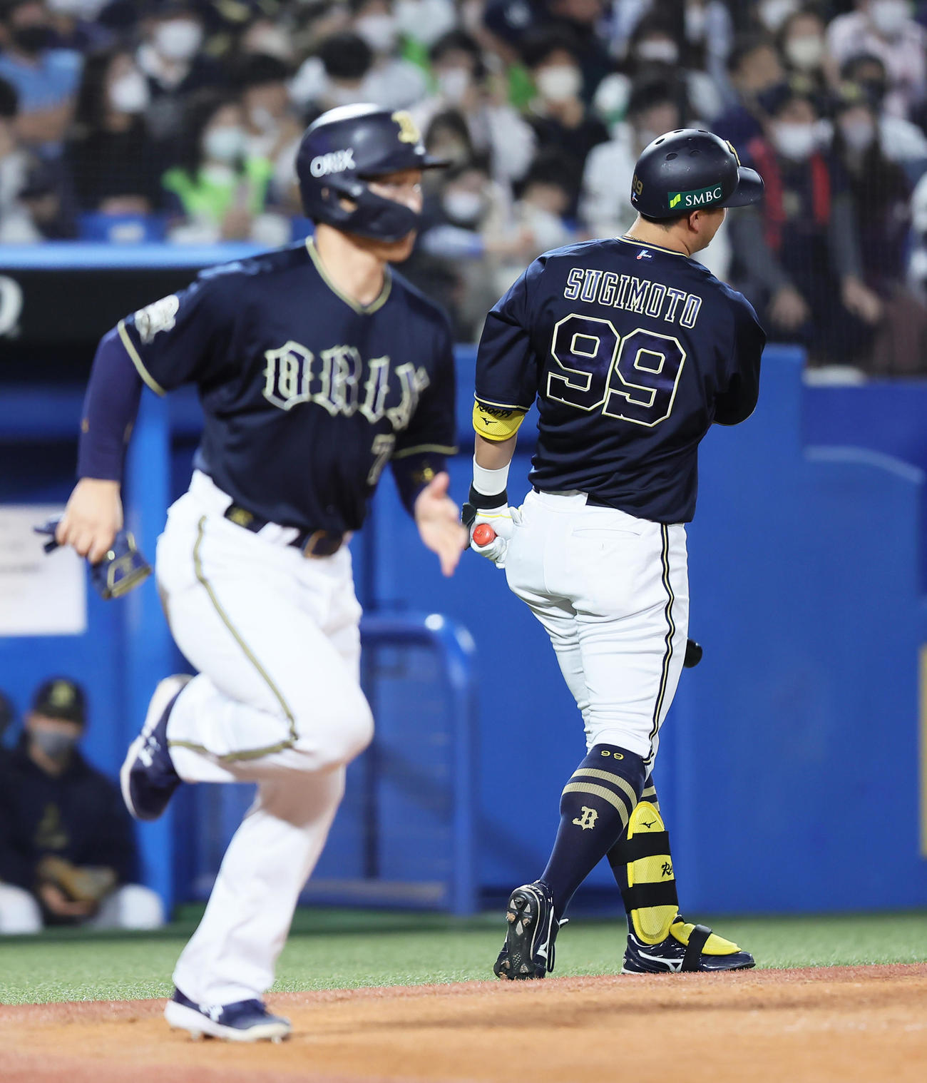 日本シリーズ第2戦　ヤクルト対オリックス　5回表オリックス2死三塁、吉田正（左）は2打席連続の申告敬遠をされる。右は杉本（撮影・足立雅史）
