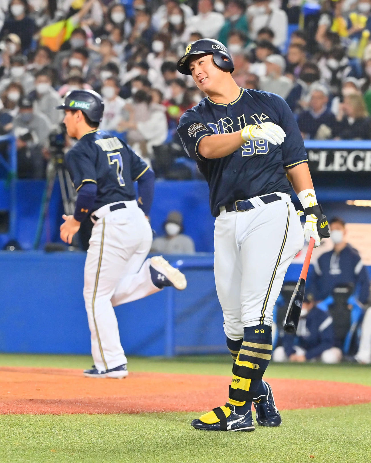 ヤクルト対オリックス　5回表オリックス2死三塁、前打者の吉田正（左）が申告敬遠され打席に向かう杉本（撮影・和賀正仁）