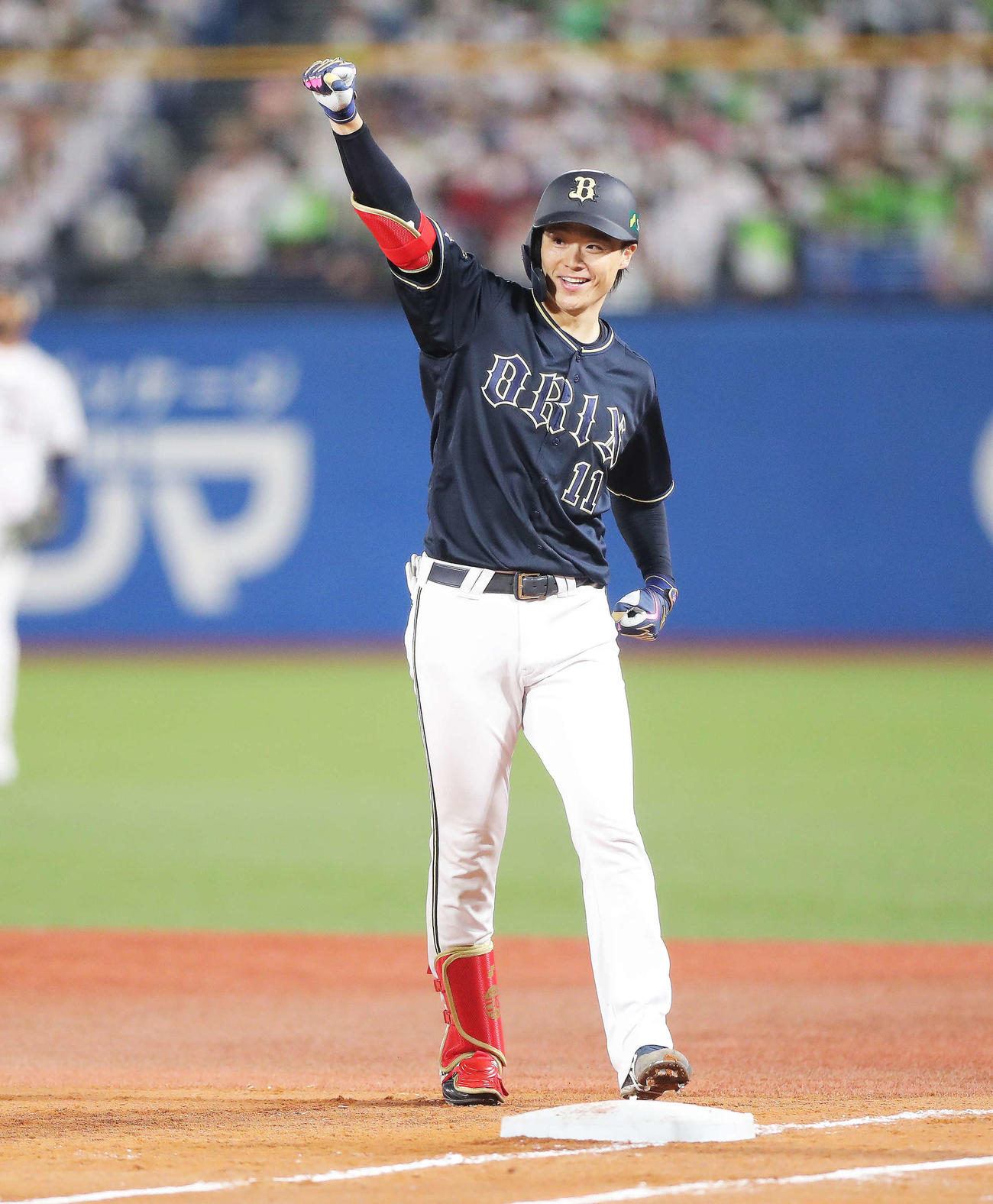 ヤクルト対オリックス　3回表オリックス1死三塁、先制右前適時打を放ち、塁上でガッツポーズする山崎福（撮影・河田真司）
