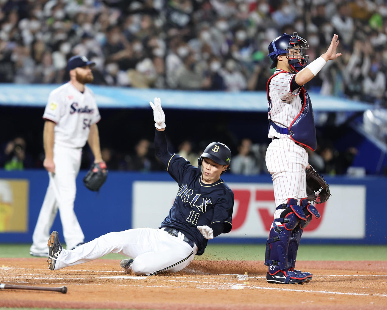 ヤクルト対オリックス　3回表オリックス1死一、二塁、宗の右前打と相手失策で生還した二走山崎福（中央）。右は捕手中村、左が投手サイスニード（撮影・足立雅史）