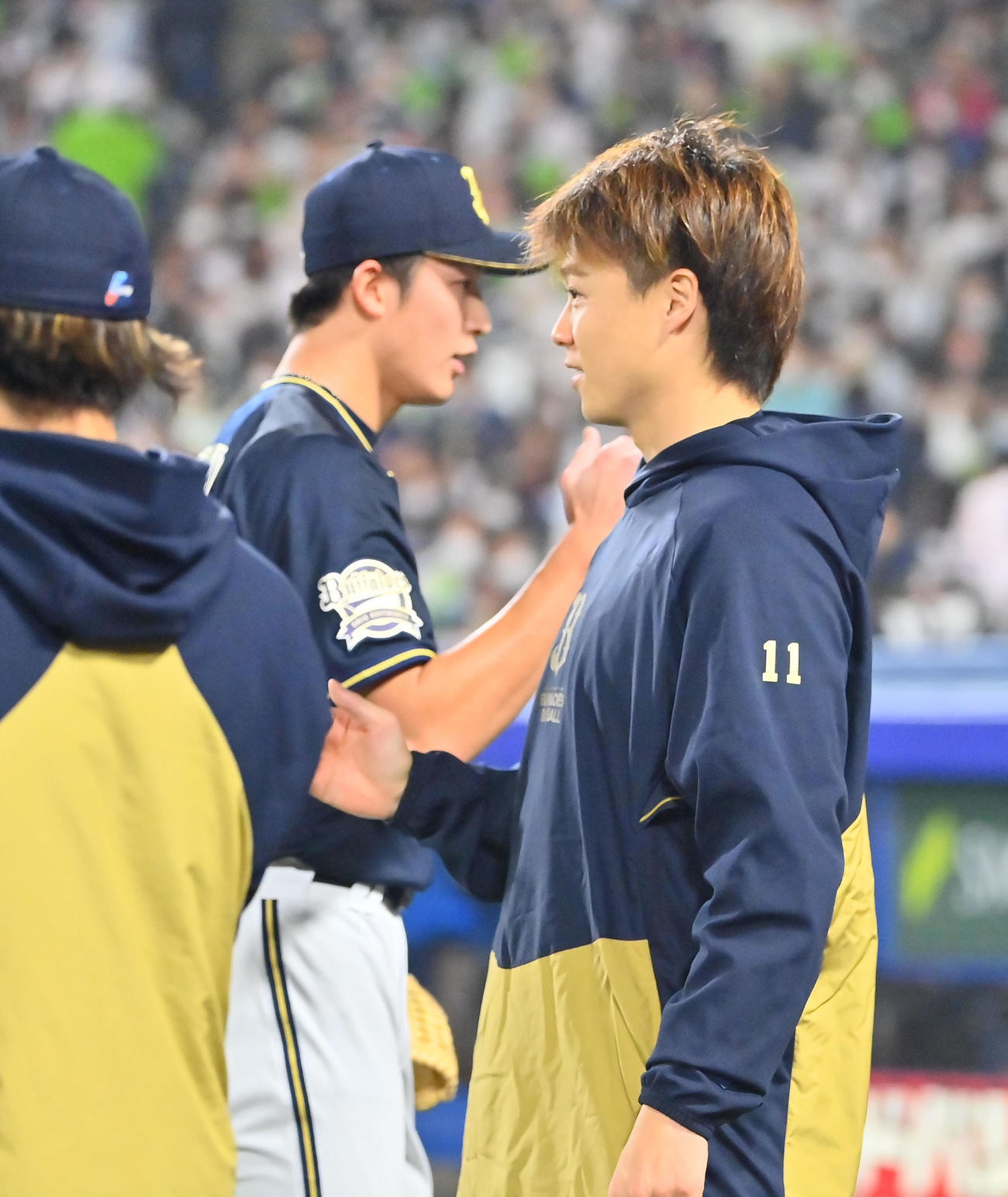 ヤクルト対オリックス　6回表を無失点に抑えた山崎颯（奥）を迎える山崎福（撮影・和賀正仁）