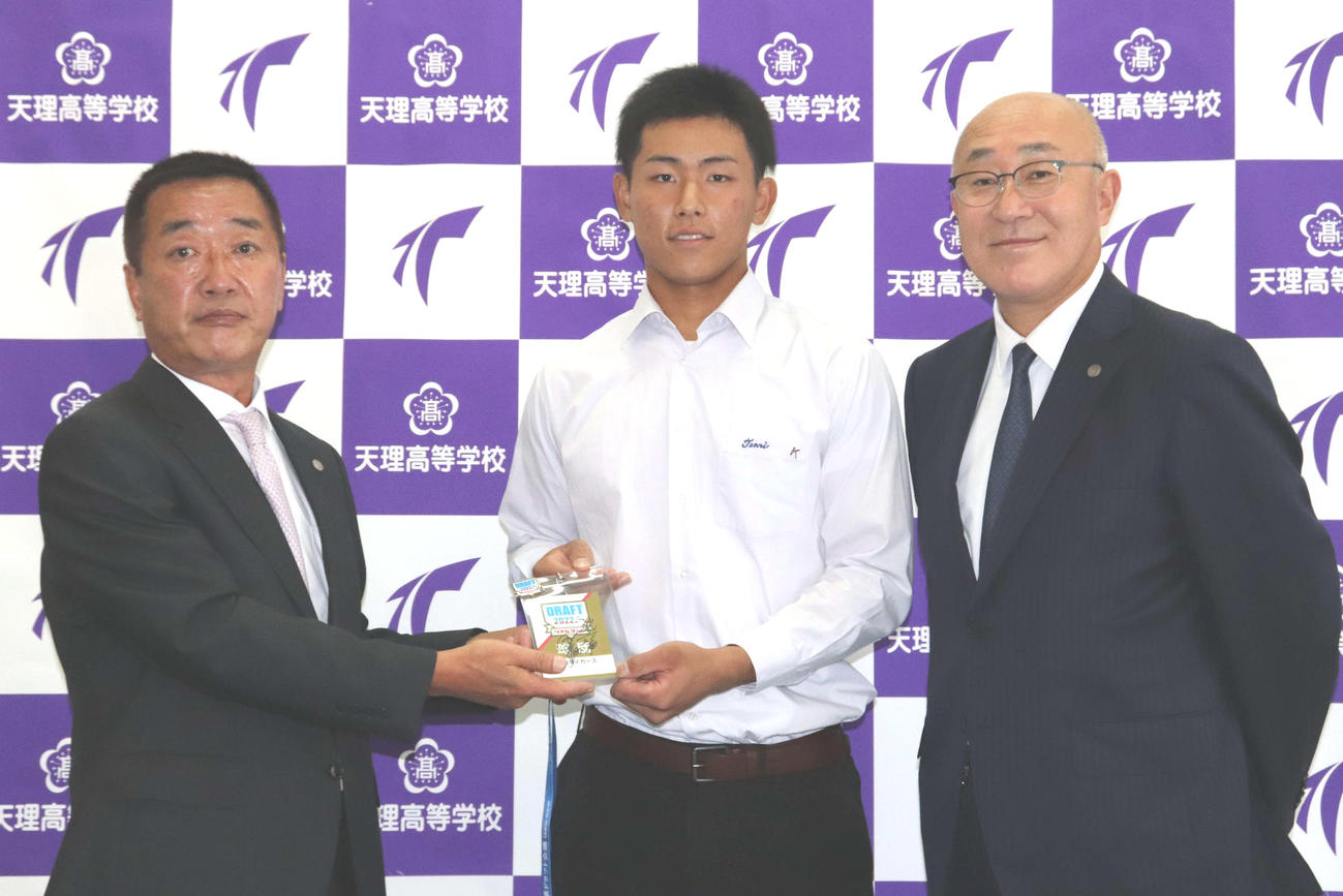 天理高・戸井（中央）は阪神畑山統括スカウト（右）と山本スカウトのあいさつを受ける（撮影・三宅ひとみ）