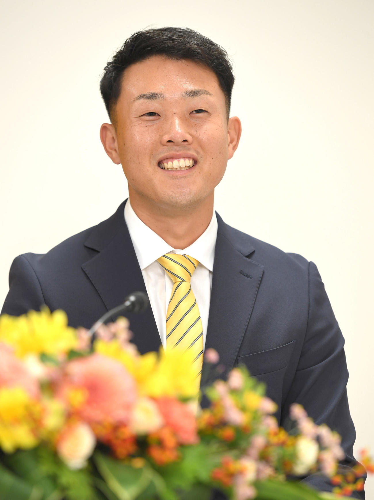 入団会見で笑顔を見せる高浜（代表撮影）