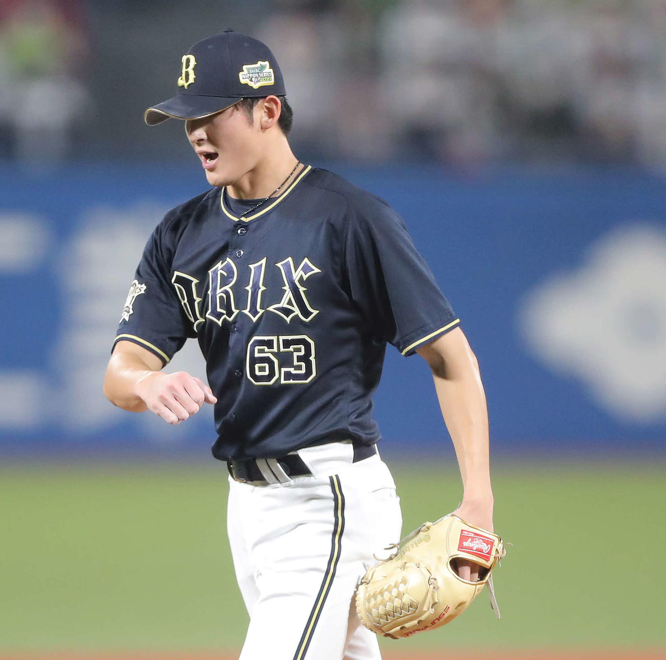 ヤクルト対オリックス　6回裏ヤクルト2死一塁、サンタナを三振に抑える山崎颯（撮影・河田真司）