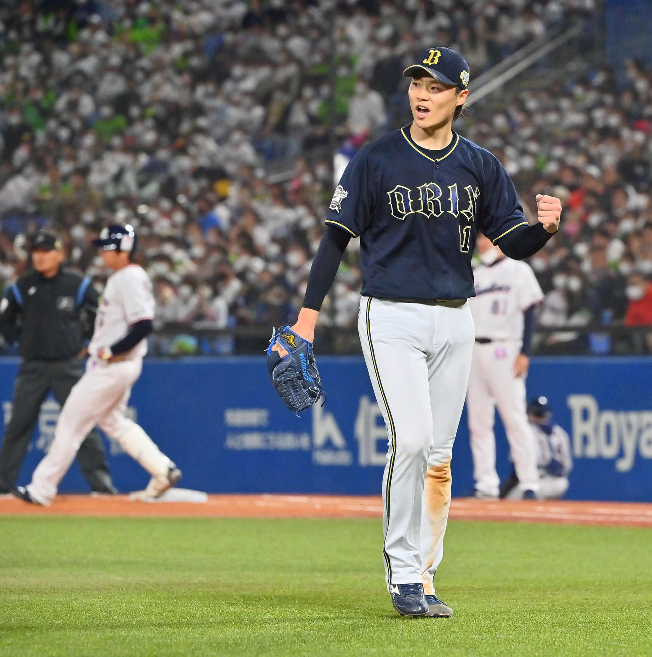 ヤクルト対オリックス　4回裏ヤクルト2死一塁、代打川端（後方左）を左邪飛に仕留めた山崎福はガッツポーズ（撮影・和賀正仁）