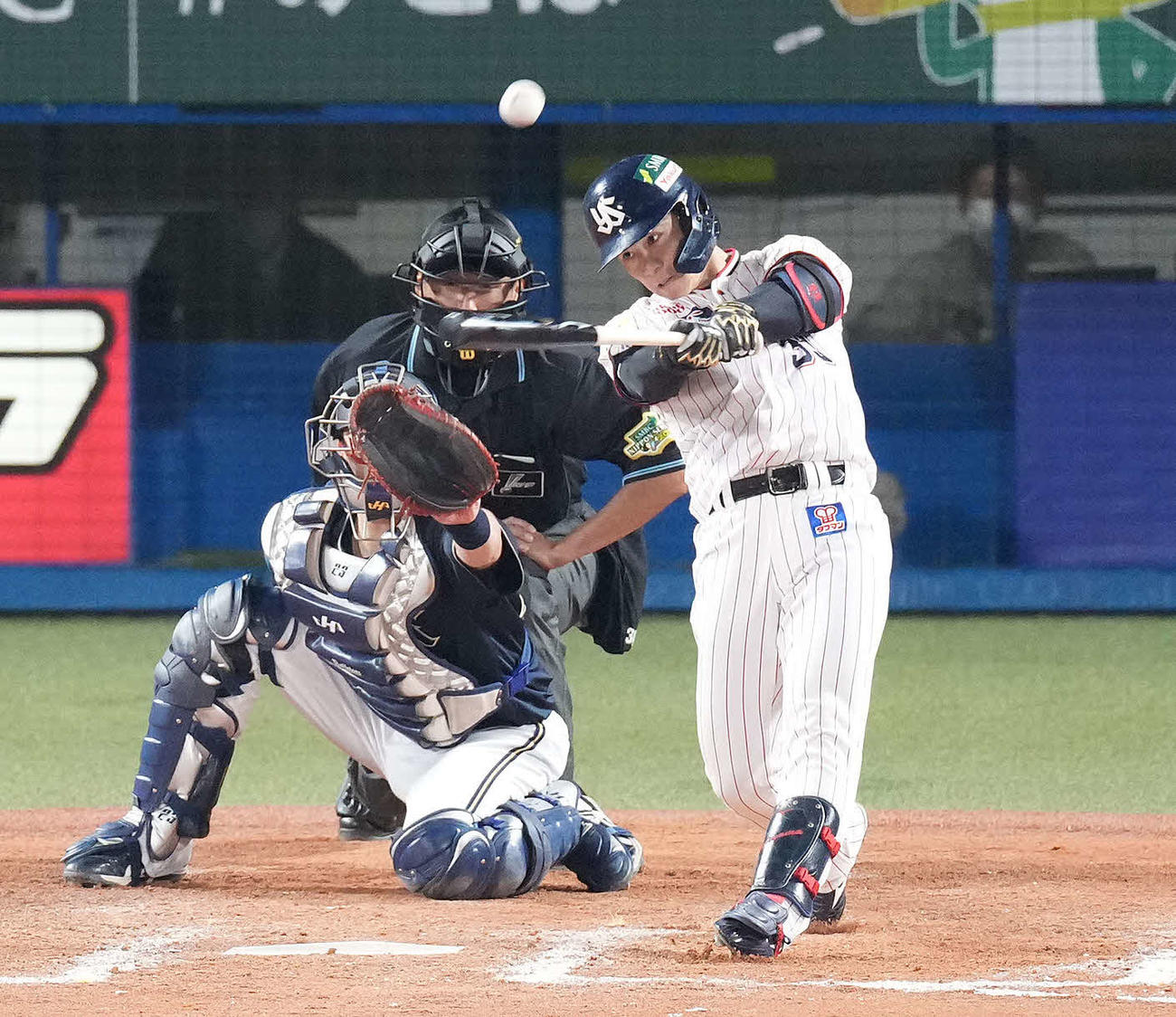 ヤクルト対オリックス　9回裏ヤクルト無死一、二塁、左越え3点本塁打を放つ内山壮（撮影・鈴木みどり）
