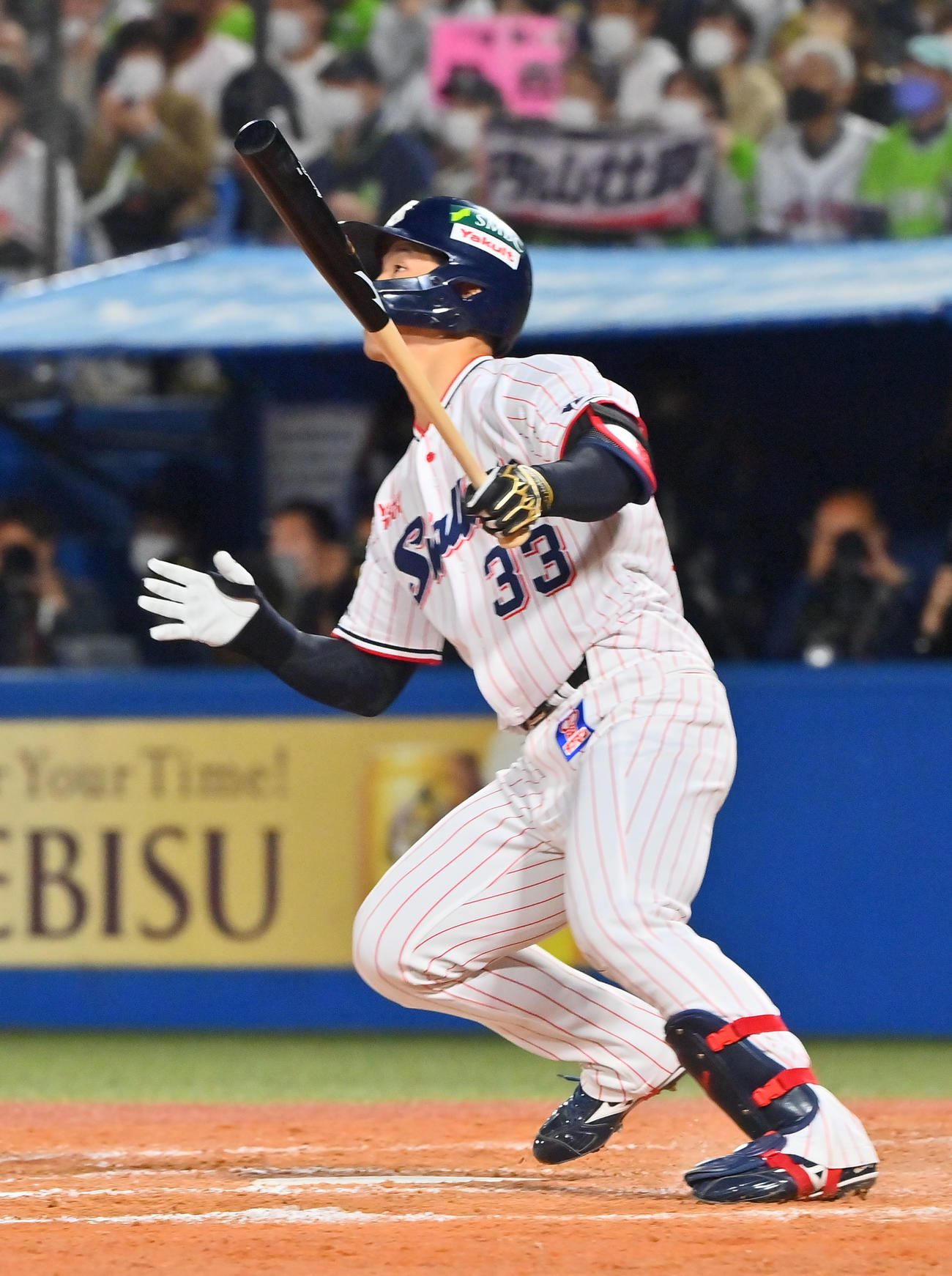 ヤクルト対オリックス　9回裏ヤクルト無死一、二塁、左中間に同点の3点本塁打を放つ内山壮（撮影・和賀正仁）