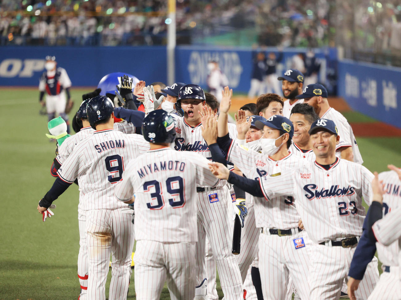 ヤクルト対オリックス　9回裏ヤクルト無死一、二塁、左越え同点3点本塁打で生還する内山壮真（後方左）たちを迎える村上宗隆（中央）らナイン（撮影・河田真司）