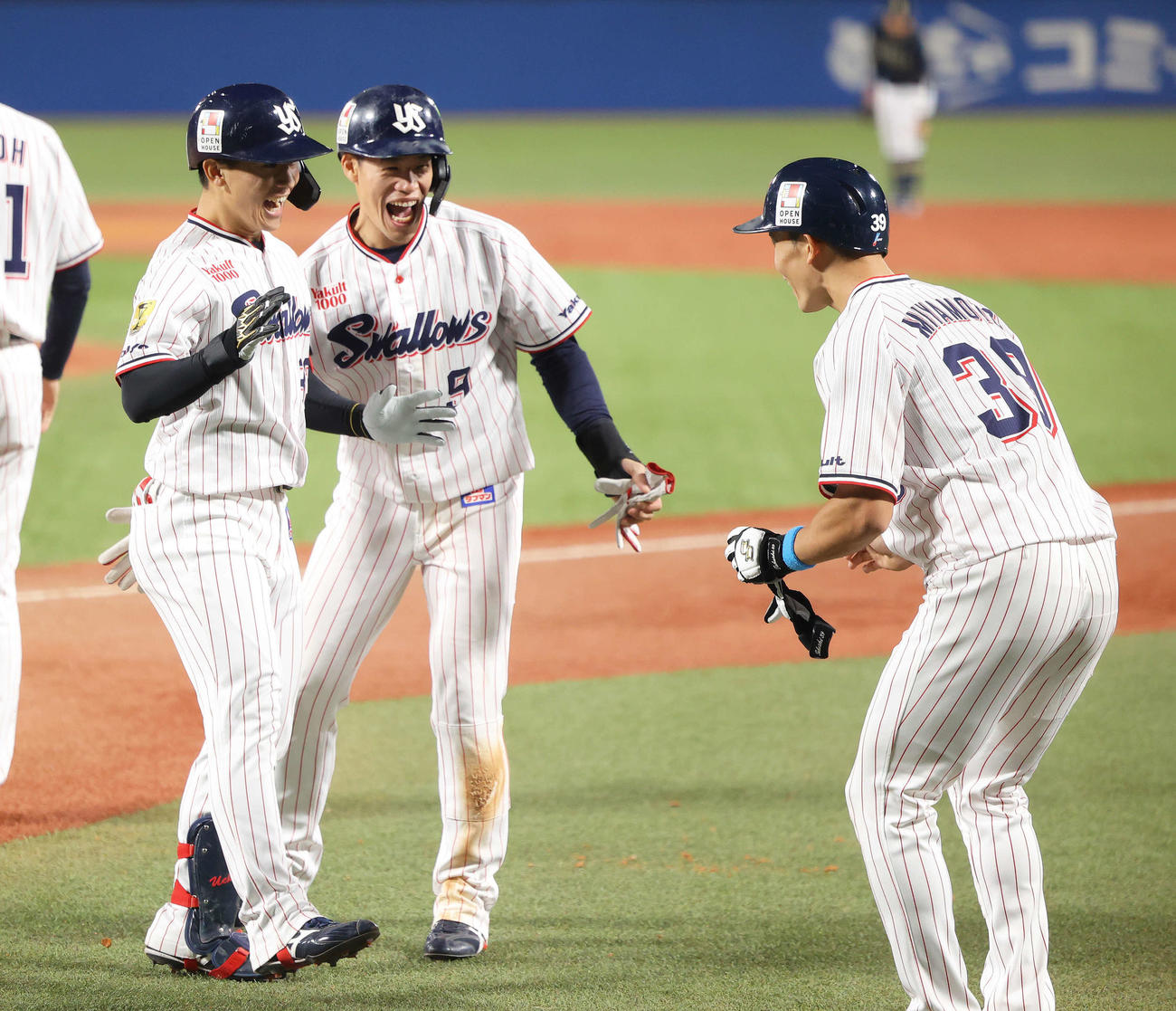 ヤクルト対オリックス　9回裏ヤクルト無死一、二塁、左越え3点本塁打を放ち生還した内山壮（左）を迎える塩見（中央）と宮本（撮影・河田真司）