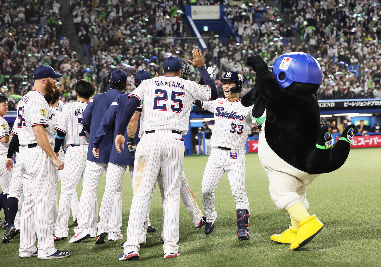 ヤクルト対オリックス　9回裏ヤクルト無死一、二塁、代打内山壮（右端）は同点の3点本塁打を放ちナインに迎えられる（撮影・足立雅史）