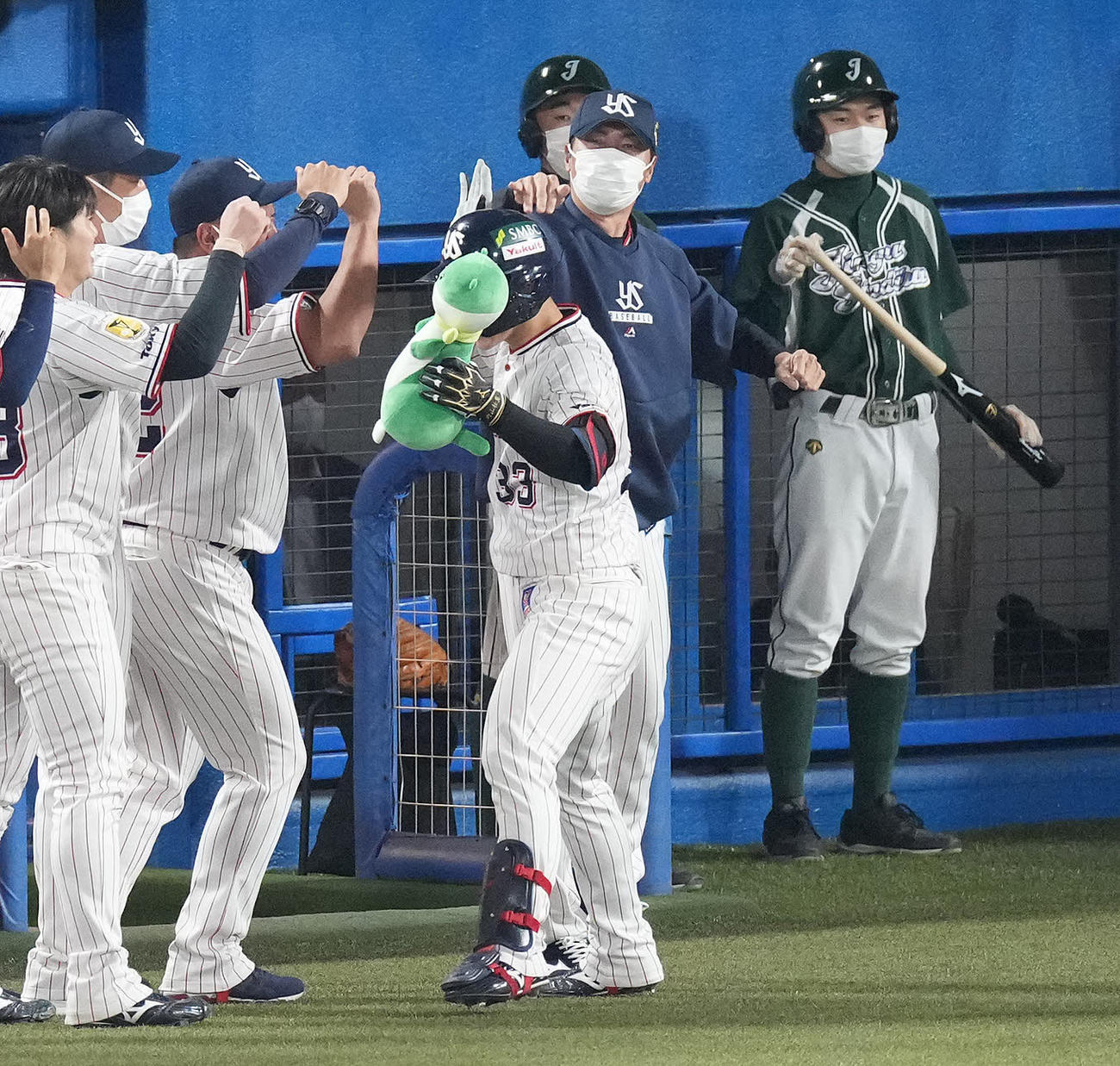 ヤクルト対オリックス　9回裏ヤクルト無死一、二塁、左越え3点本塁打を放った内山（中央手前）の頭をなでる高津監督（撮影・鈴木みどり）