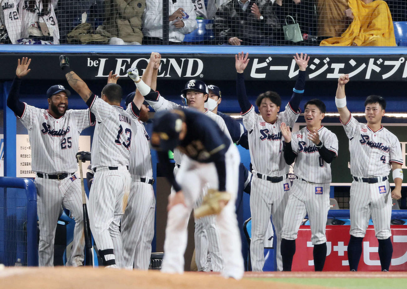 ヤクルト対オリックス　9回裏ヤクルト無死一、二塁、代打内山壮の左越え3点本塁打にベンチではナインが大喜びでバンザイする。手前はがっくりうなだれる投手阿部（撮影・加藤哉）