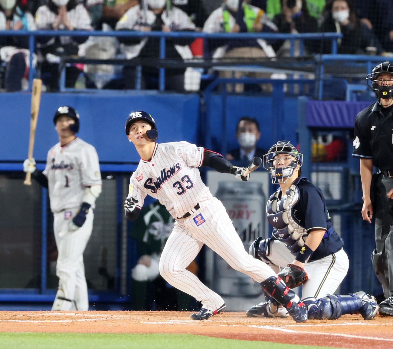 ヤクルト対オリックス　9回裏ヤクルト無死一、二塁、代打内山は左越え3点本塁打を放つ（撮影・加藤哉）