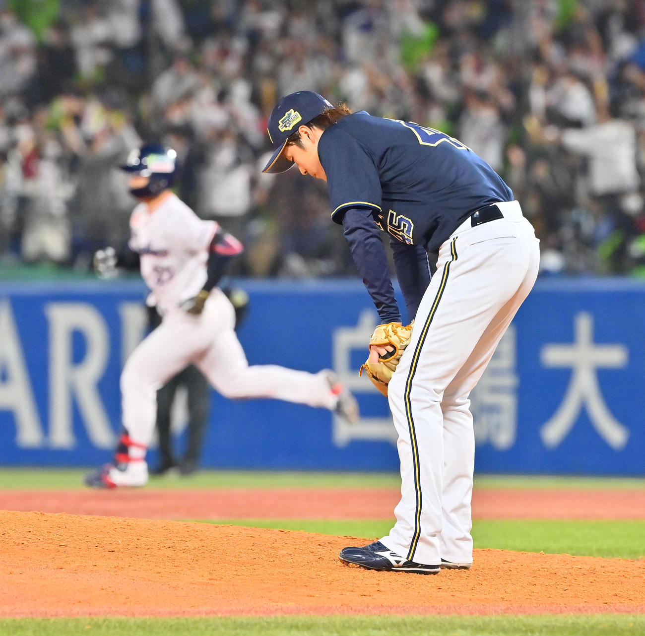 ヤクルト対オリックス　9回裏ヤクルト無死一、二塁、内山壮に同点となる3点本塁打を浴びる阿部（撮影・和賀正仁）