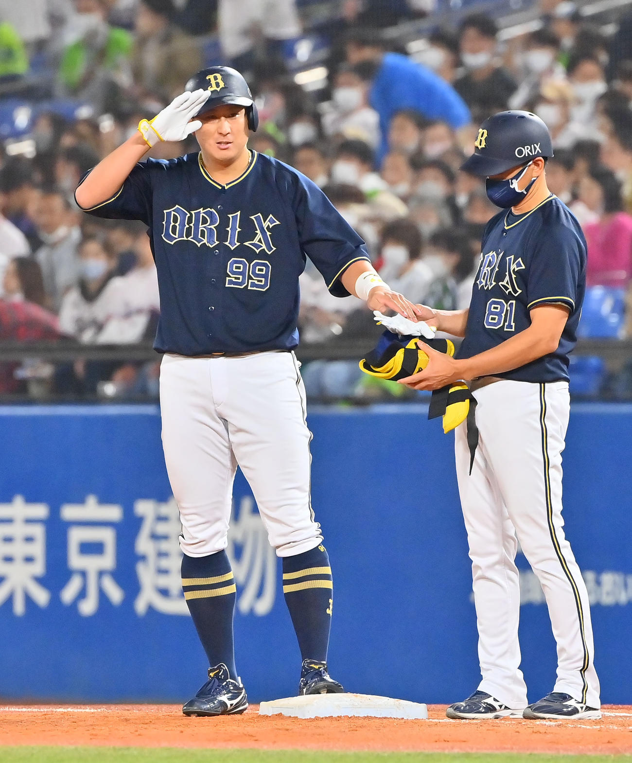 ヤクルト対オリックス　5回表オリックス2死一、三塁、三塁へ適時内野安打を放った杉本は敬礼ポーズ（撮影・和賀正仁）