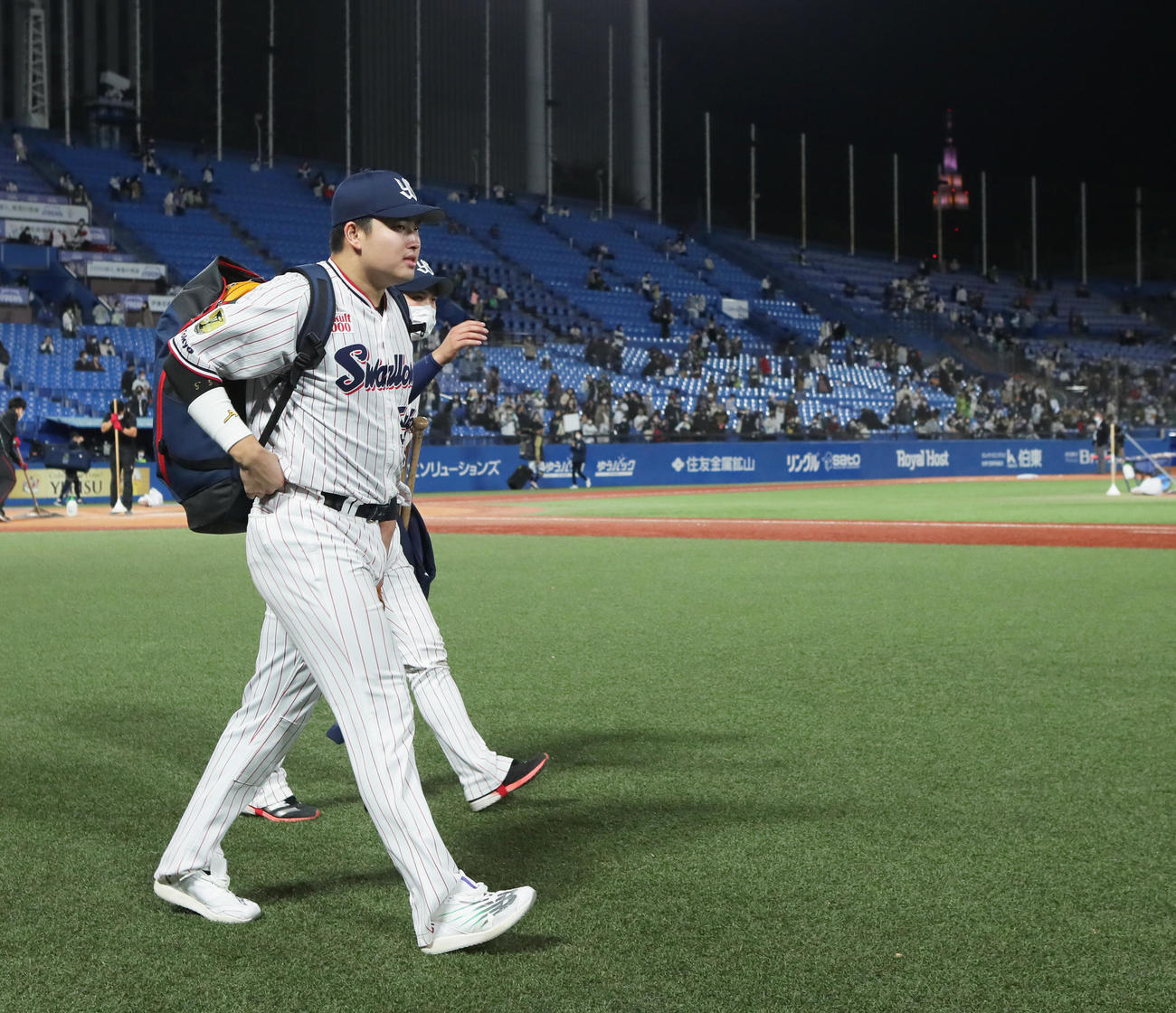 12回引き分けに終わり引き揚げるヤクルト村上（撮影・足立雅史）