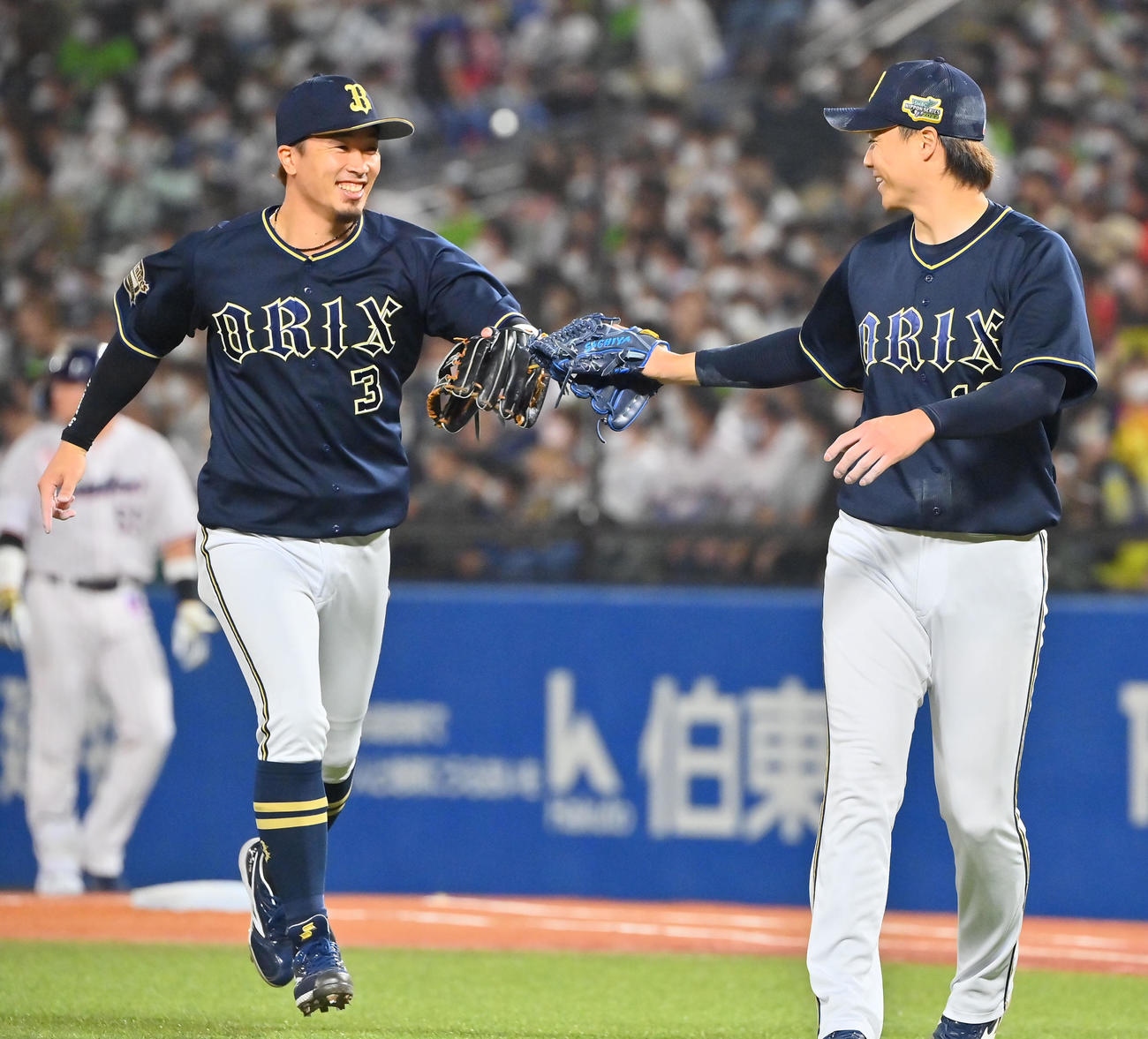 ヤクルト対オリックス　1回裏ヤクルト2死一塁、村上の打球を好捕し一塁アウトにする二塁者安達、右はタッチを交わす山崎福（撮影・和賀正仁）