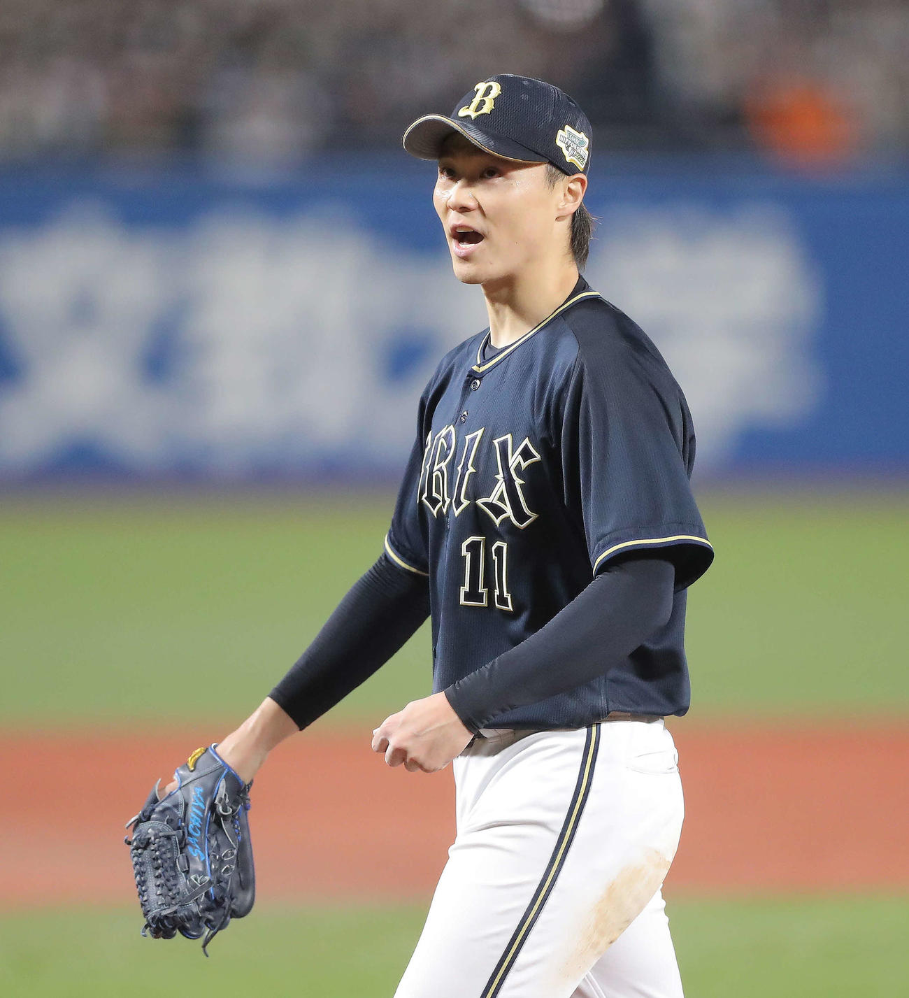ヤクルト対オリックス　3回裏ヤクルト2死一、三塁、オスナを右飛に抑えほえる山崎福（撮影・河田真司）