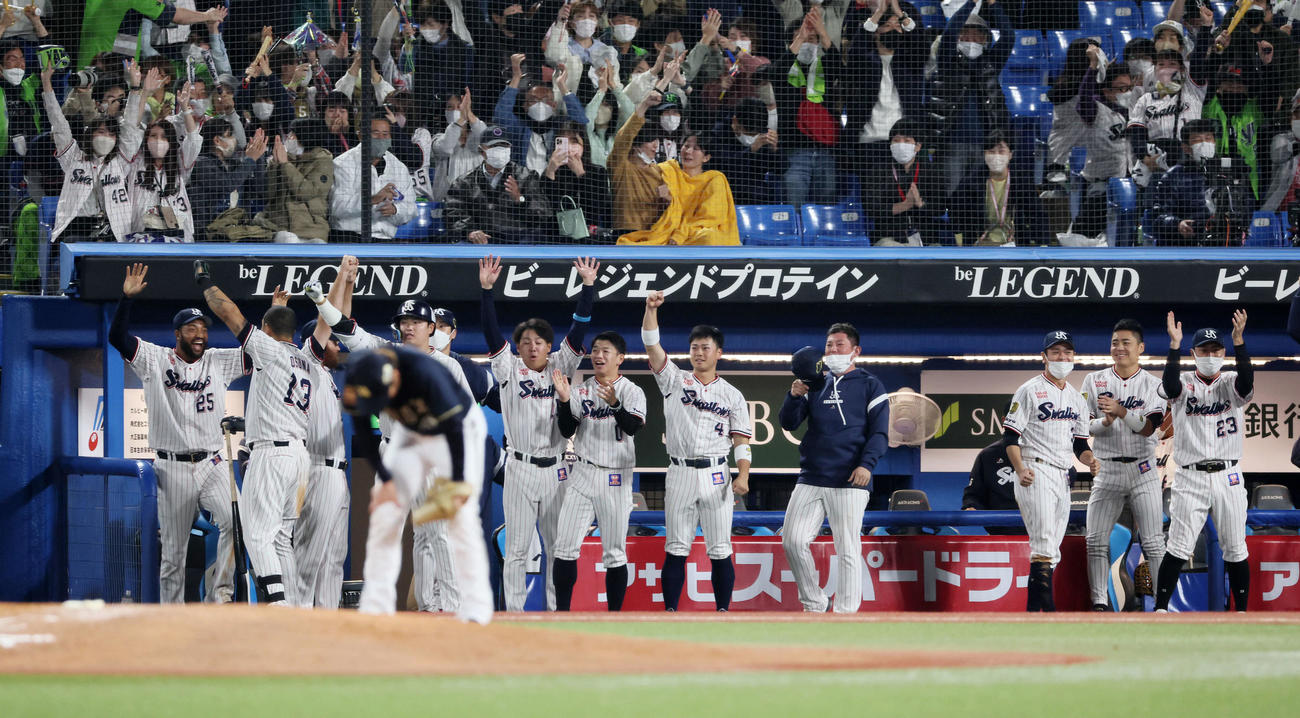 ヤクルト対オリックス　9回裏ヤクルト無死一、二塁、代打内山壮の左越え3点本塁打にベンチではナインが大喜びでバンザイする。手前はがっくりうなだれる投手阿部（撮影・加藤哉）