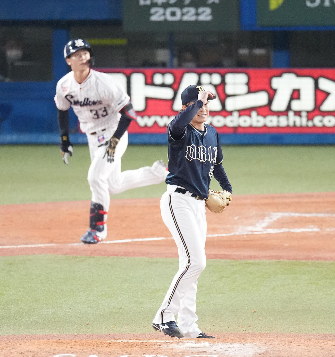 ヤクルト対オリックス　9回裏ヤクルト無死一、二塁、内山に左越え3点本塁打を浴びる阿部（撮影・鈴木みどり）