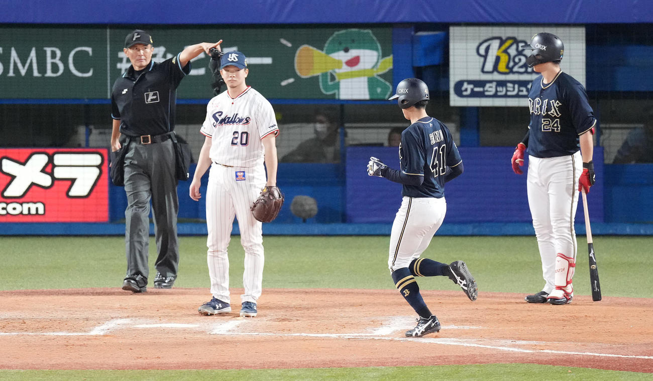 ヤクルト対オリックス　12回表オリックス2死二塁、打者紅林の時、木沢の暴投で本塁へ向かうも、審判に三塁へ戻るよう指示される二塁走者佐野皓（撮影・鈴木みどり）