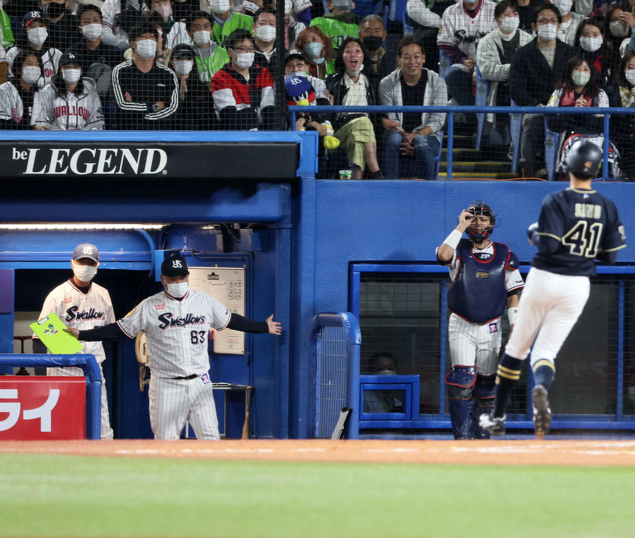 ヤクルト対オリックス　12回表オリックス2死二塁、木沢の暴投のボールが一塁側ベンチに入りボールデットとなる（撮影・加藤哉）