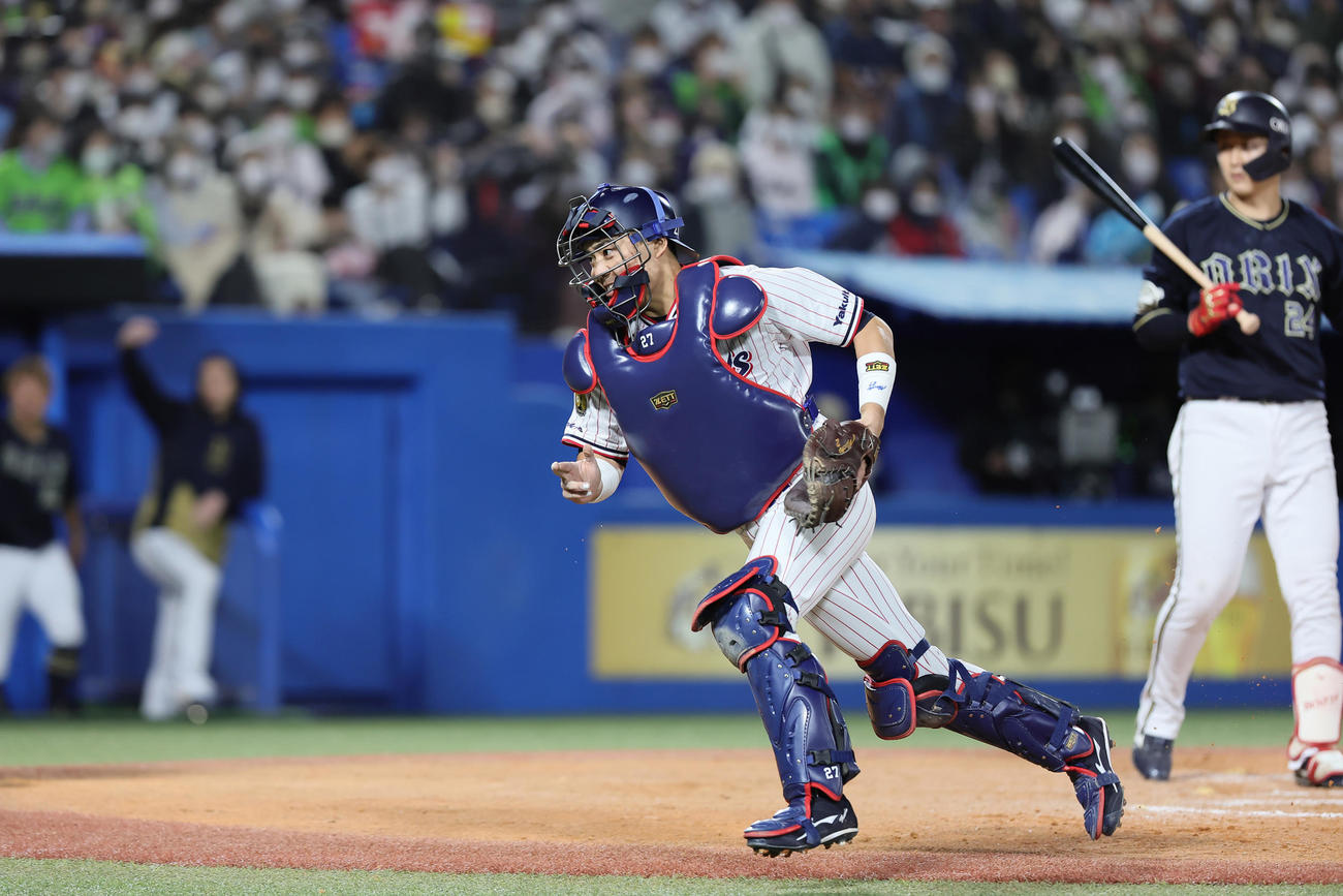 ヤクルト対オリックス　12回表オリックス2死二塁、打者紅林（右）の時、木沢が暴投したボールを追う捕手中村（撮影・足立雅史）