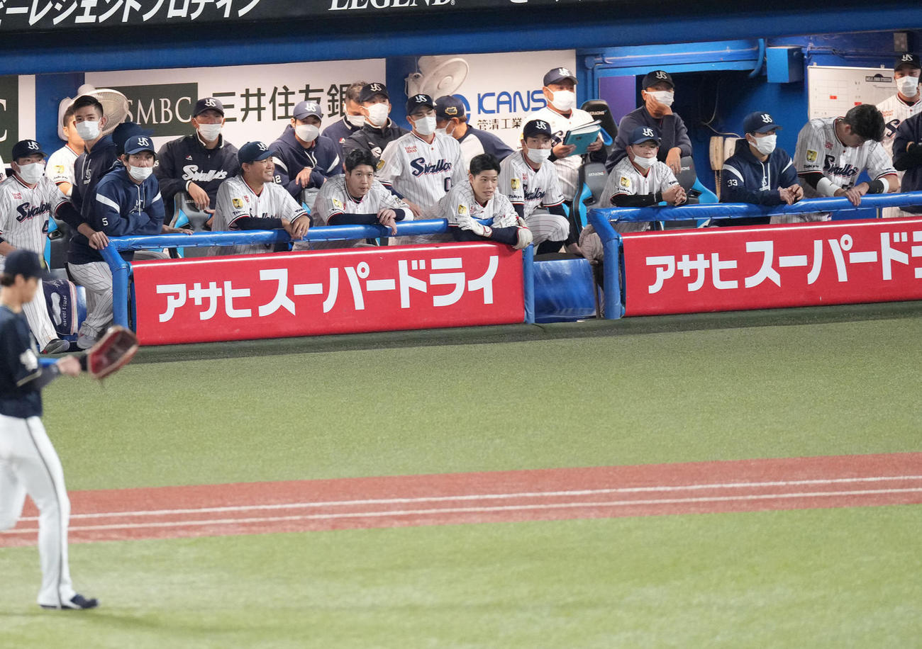 ヤクルト対オリックス　引き分けに終わり、ぼうぜんとするヤクルトベンチ。右は高津監督、右から3人目は村上（撮影・鈴木みどり）