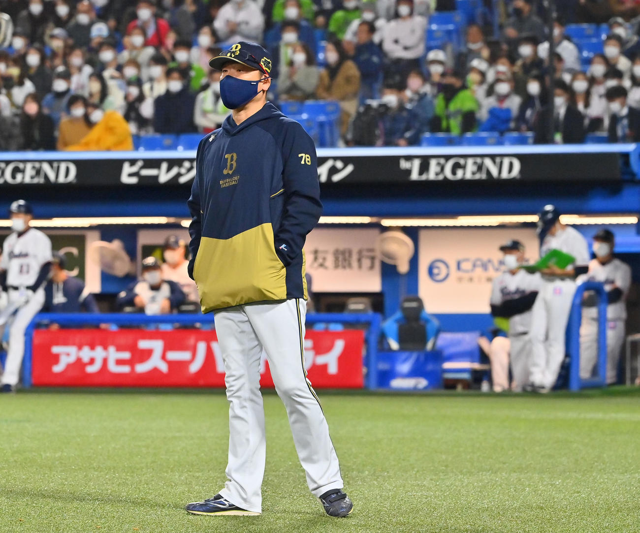 ヤクルト対オリックス　12回のボールデッドについて抗議するオリックス中嶋監督（撮影・和賀正仁）