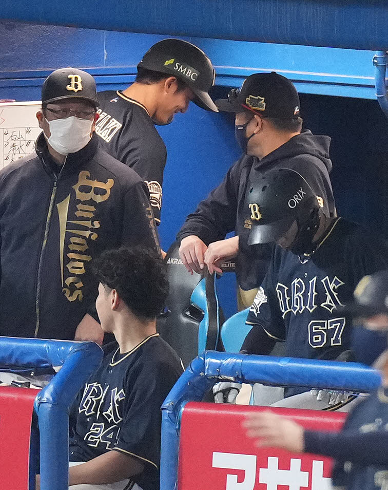 ヤクルト対オリックス　6回表オリックス1死一塁、スリーバントに失敗し三振に倒れた山崎颯（中央）にベンチで声をかける中嶋監督（右）（撮影・鈴木みどり）