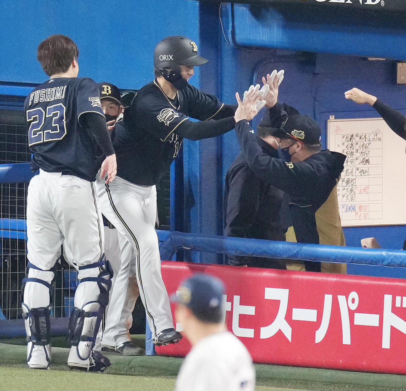ヤクルト対オリックス　3回表オリックス1死一、二塁、宗の右前打を右翼手サンタナがファンブルし、生還した二塁走者山崎福（中央）は中嶋監督（右）とハイタッチ（撮影・鈴木みどり）